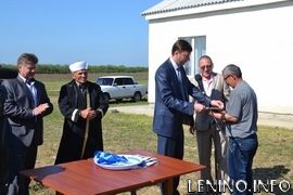 14.05.2014 г. в с.Ильичево 7 крымскотатарских семей получили ключи от новых коттеджей.