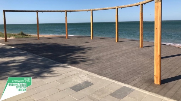 В рамках нацпроекта "Жильё и городская среда" в городе Щёлкино проводится ремонт прибрежного парка