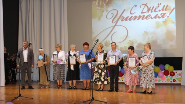 Торжественное мероприятие в честь Дня учителя состоялось в Ленинском районе Республики Крым