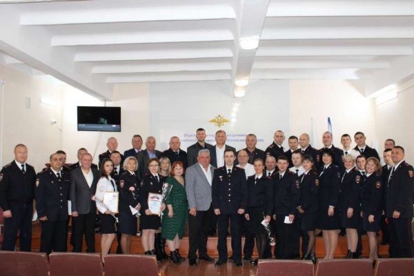 В Ленинском районе торжественно поздравили полицейских и наградили отличившихся