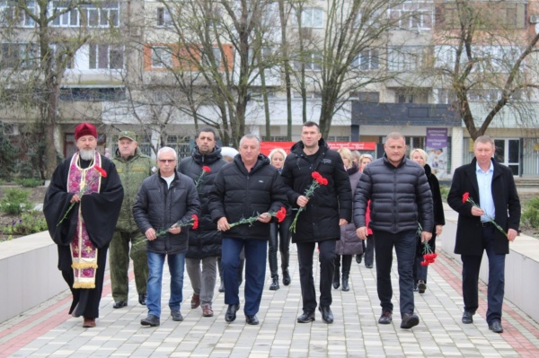 В Ленинском районе состоялся торжественный митинг, посвящённый Дню Героев Отечества