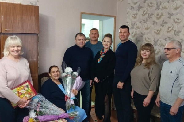 Руководители Ленинского района поздравили ветерана труда Данилову Валентину Ивановну