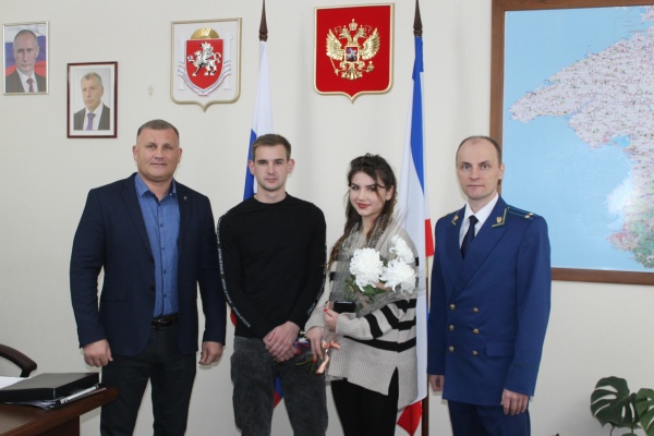 Глава администрации Ленинского района и заместитель прокурора Ленинского района вручили ключи от квартир