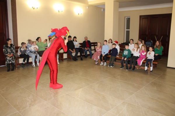 В Ленинском районе для детей участников СВО устроили новогоднее представление