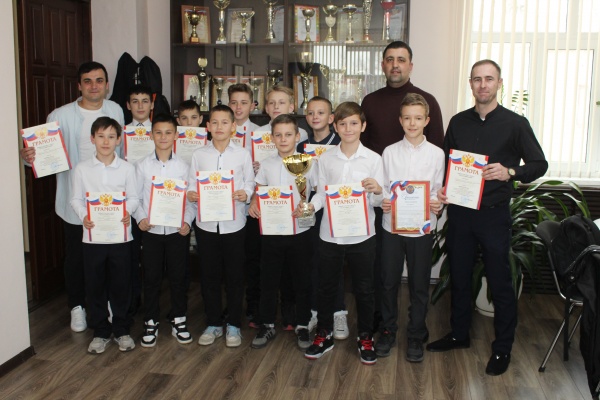 Амет Абильвапов вручил заслуженный кубок и грамоты победителям соревнований по мини-футболу