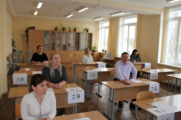 Заместитель главы администрации Ленинского района Валерий Макрушин вместе с родителями выпускников приняли участие в ЕГЭ по истории