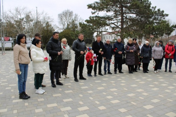 На центральной площади посёлка Ленино состоялось траурное мероприятие в память погибших в теракте в Подмосковье