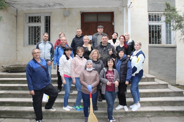В Ленинском районе проходят массовые весенние субботники