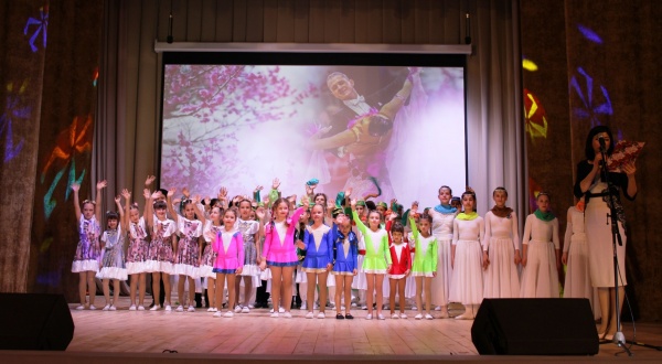 В РДК Горизонт состоялся праздничный концерт "Первомайское настроение"