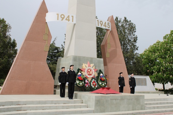Первые Ленинского района МБОУ Калиновская СОШ несли Вахту Памяти поколений у Вечного огня на Обелиске Славы в пгт Ленино