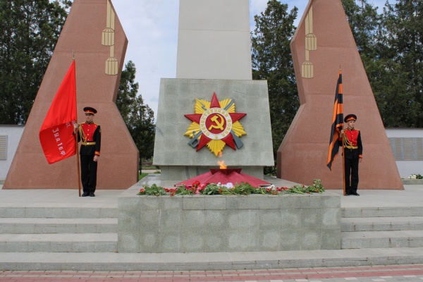 В посёлке Ленино состоялось торжественное возложение цветов к Обелиску Славы