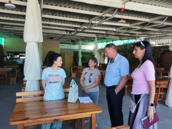 В Щёлкино и Ленино проведён мониторинг в объектах торговли и услуг по вопросам соблюдения подписанных Соглашений по стабилизации цен на социальный товар и легализации труда наемных лиц