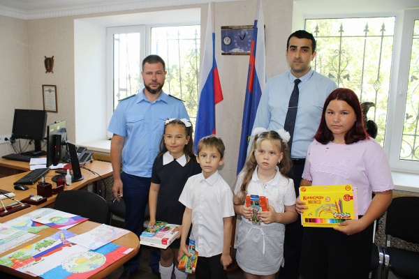 Прокуратура Ленинского района наградила школьников ценными призами за участие в патриотическом конкурсе