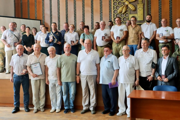 Председателям Советов ветеранов и поисковикам Ленинского района вручили памятные медали и отличительный знак Главы Республики