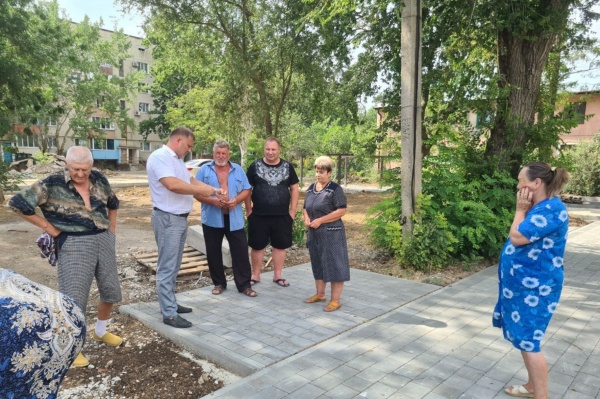 Захар Щегленко проверил ход капитального ремонта придомовой территории на Шоссейной