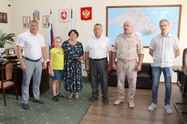 В Ленинском районе передали ордена Мужества матери погибшего участника СВО