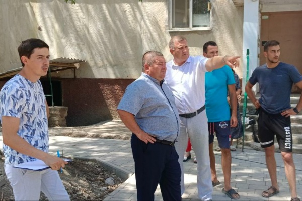 Захар Щегленко проверил ход капитального ремонта на улице Шоссейной посёлка Ленино