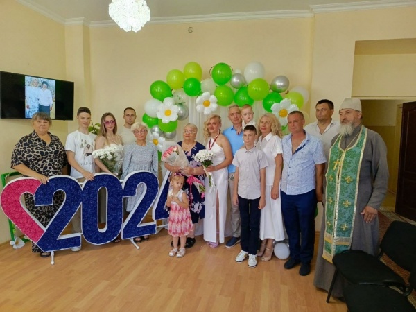 В Ленинском отделе ЗАГС прошло торжественное мероприятие, посвященное двадцатипятилетнему юбилею создания семьи Руденков Максима и Светланы