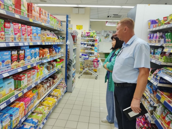 Рабочая группа провела мониторинг объектов торговли и услуг в пгт Ленино