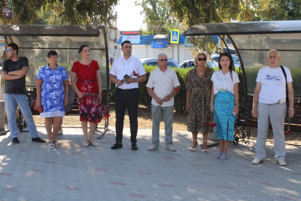 В посёлке Ленино состоялось возложение цветов, приуроченное ко Дню памяти жертв депортации немецкого народа из Крыма