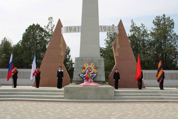В пгт Ленино прошла торжественная церемония открытия Почетного караула Вахты Памяти поколений  – «Пост № 1»