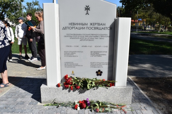 В пгт Ленино открыли памятник депортации лиц армянской, болгарской и греческой национальности