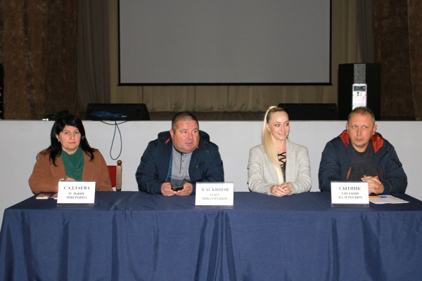 В пгт Ленино проведен семинар с предпринимателями, осуществляющими деятельность на территории АО «Семиколодезянская ярмарка»