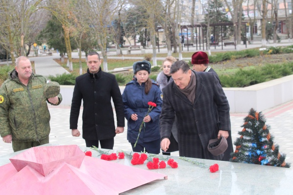 Память неизвестного солдата почтили у Обелиска Славы в пгт Ленино