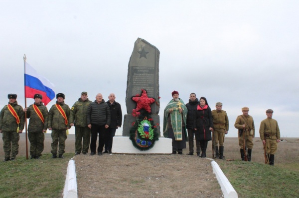У Памятного знака на Ак-Монайском перешейке прошло памятное мероприятие