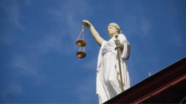 В Крыму юноша рисовал фекалиями запрещённую символику