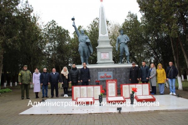 В пгт Ленино состоялось торжественное возложение цветов на братской могиле советских воинов на улице Некрасова в посёлке Ленино