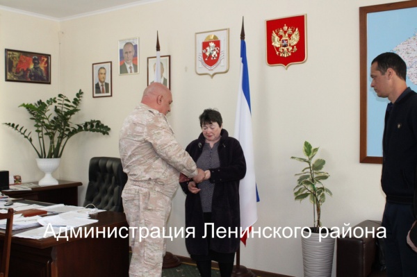 Виктория Заботина и Абдулла Базаков вручили Орден мужества Валентине Ивановне Ковган — матери 46-летнего жителя села Ленинское Александра Ковгана, погибшего в Курской области