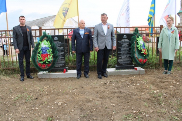 В селе Батальное на Братской могиле советских воинов торжественно открыли два памятных знака бойцам и командирам Красной армии