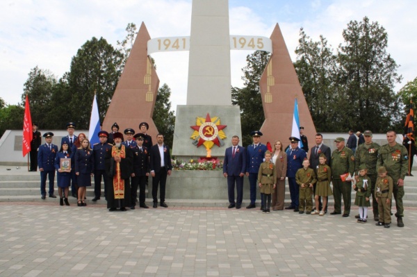 Руководство Ленинского района приняли участие в торжественной церемонии возложения цветов к «Обелиску Славы» в пгт Ленино