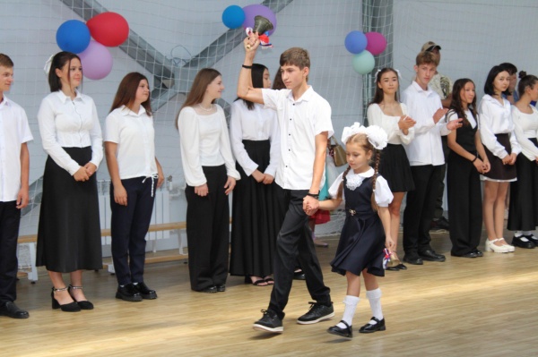 В школах Ленинского района прошли торжественные собрания ко Дню знаний