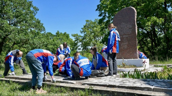 В Крыму студенты и школьники облагородят военные памятники