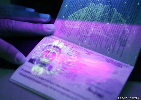 Российские загранпаспорта крымчанам выдадут, но не сразу