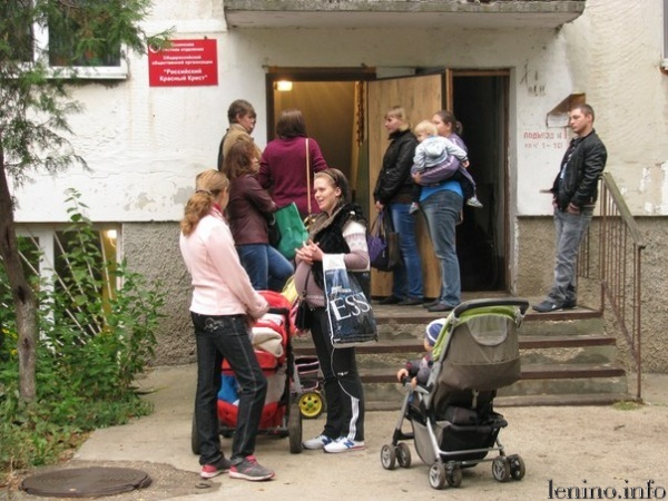 Выдача гуманитарной помощи жителям Донбасса в Ленино