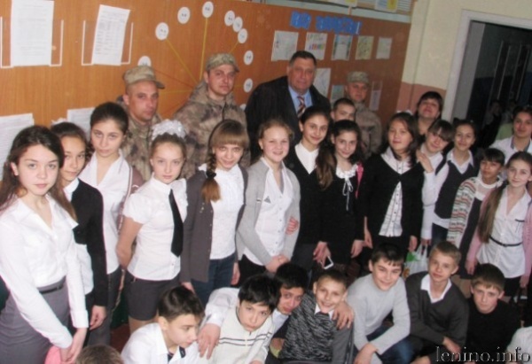 Торжественная линейка в школе № 1 пгт.Ленино посвященная годовщине присоединения Крыма к России