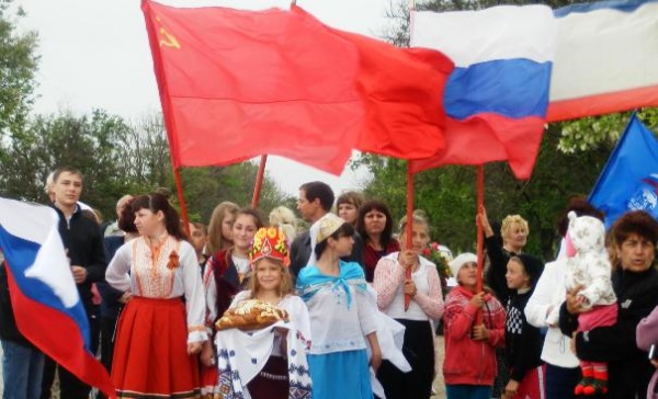 Встреча казачьего конного перехода у памятника жертвам Багеровского рва в селе Октябрьское