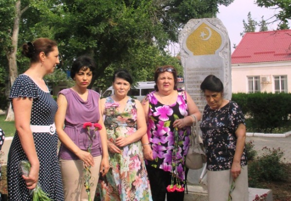 В пгт. Ленино у Памятного Знака жертвам депортации состоялась церемония возложения цветов