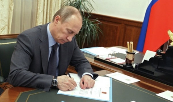 Владимир Путин подписал закон, который освобождает Крым и Севастополь от госпошлин