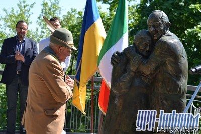 В Киеве открыли памятник влюбленным, которые встретились спустя 60 лет