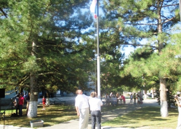 Торжественная церемония поднятия Государственного флага Российской Федерации в пгт Ленино