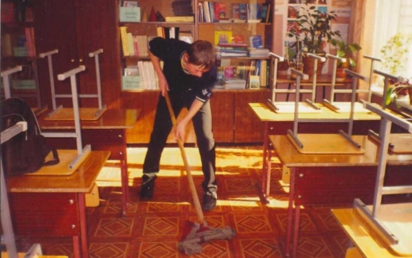 Школьники не должны выполнять работу, рассчитанную на техперсонал, - министр образования