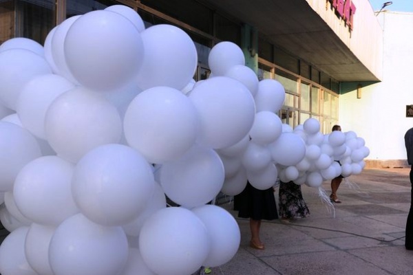 Сотни белых шаров поднялись в небо над городом Щёлкино