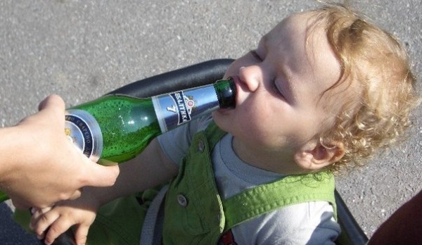 Ленинские полицейские уличили женщину, которая вовлекала своего двухлетнего ребенка в пьянство