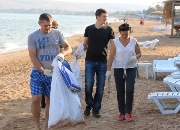 Город Щёлкино присоединился к экологическому субботнику «Зеленая Россия»