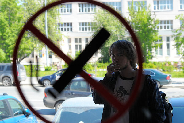 Ленинские полицейские напоминают гражданам, что Федеральным законом установлен перечень мест, в которых запрещено курение табака.