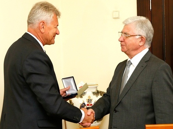 Мэру Краснодара вручили почетный знак «За заслуги перед городом Щелкино».